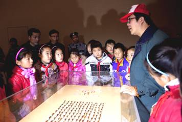 11志愿者为农民工子女提供讲解